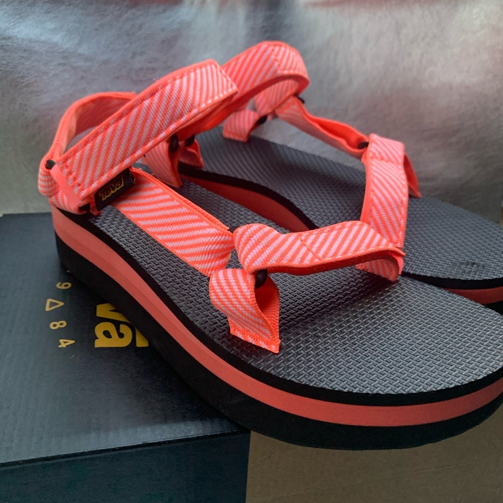 ✨Teva Candy Stripe Coral Flatform/Platform Sandal✨